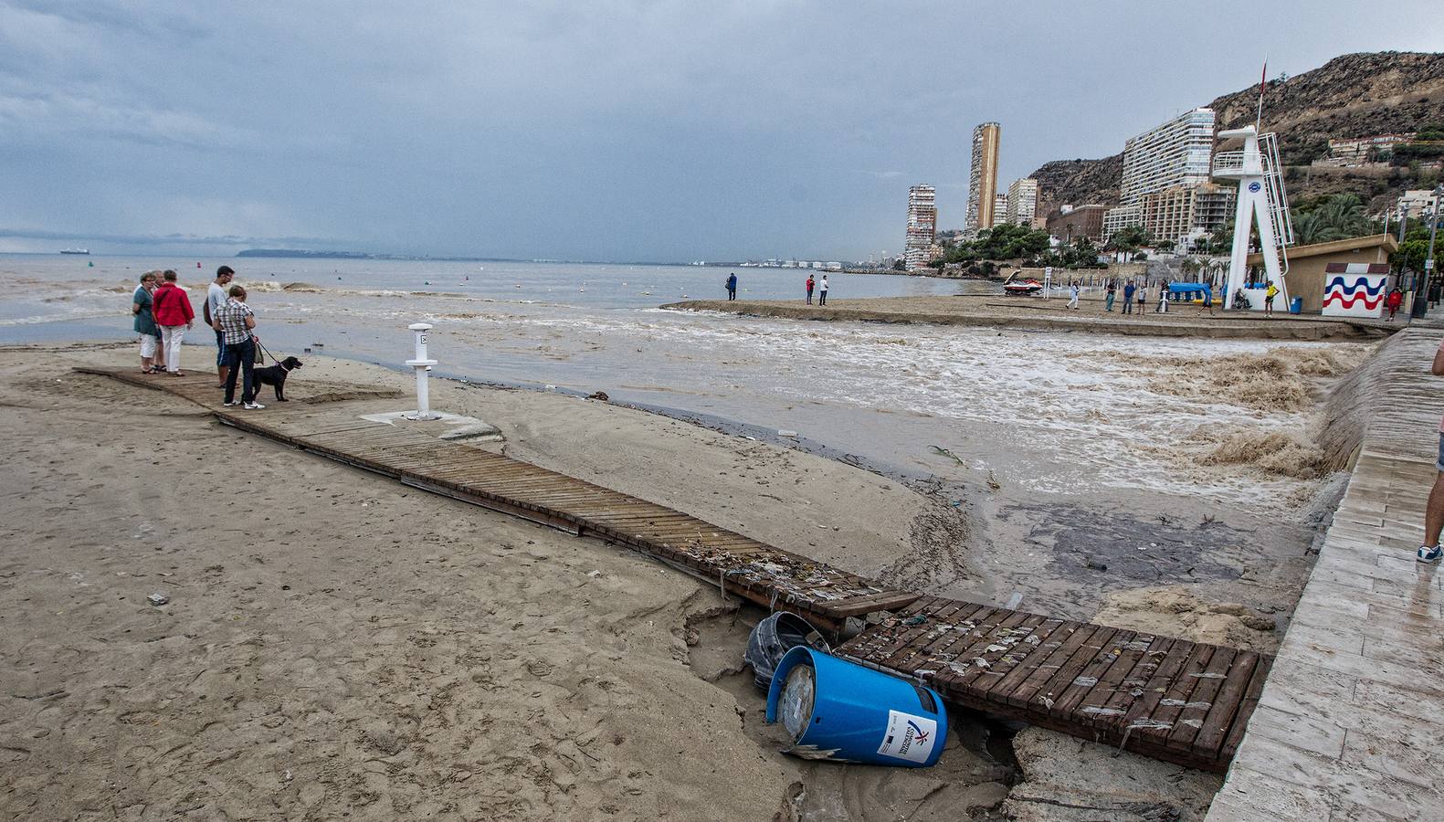 Una tromba agua anega garajes y sótanos y colapsa Alicante, San Juan, Mutxamel y Elche