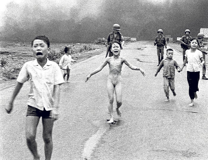 La niña del napalm. Phan Thi Kim Phuc tenía 9 años cuando en 1972 los estadounidenses bombardearon su aldea con napalm. La foto de su huida alimentó la oposición a la intervención. EE UU abandonó al final el país asiático.