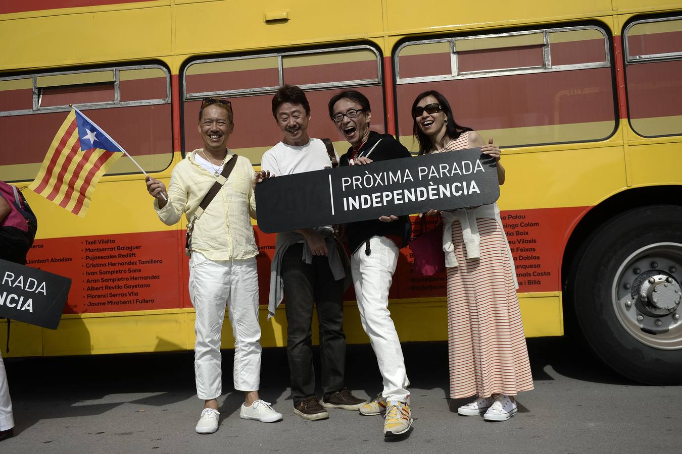 Improvisados independentistas. Unos turistas posan con un cartel en favor de la independencia.