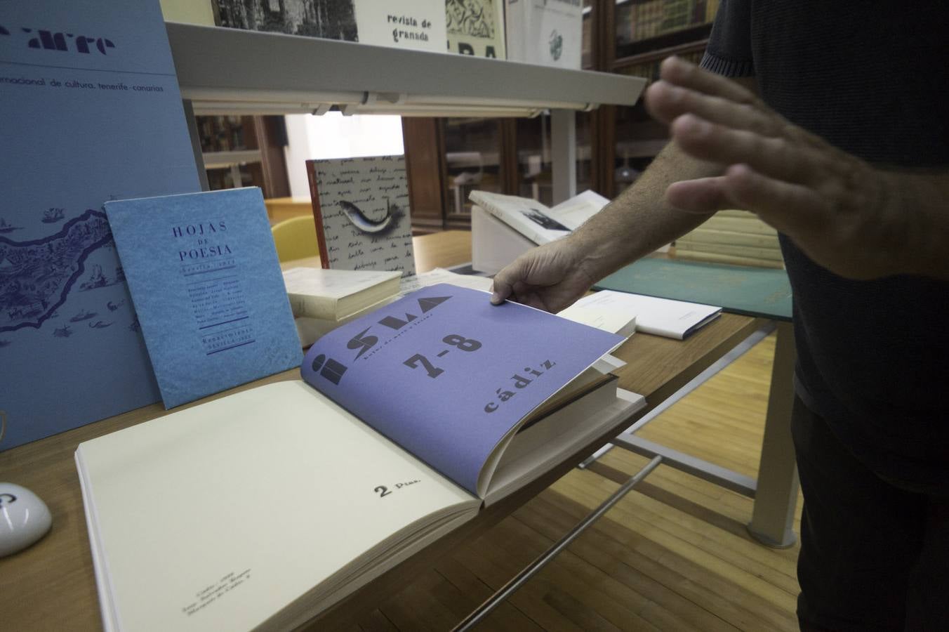 El director de la FMH cede cinco mil libros a la la biblioteca Fernando de Loaces