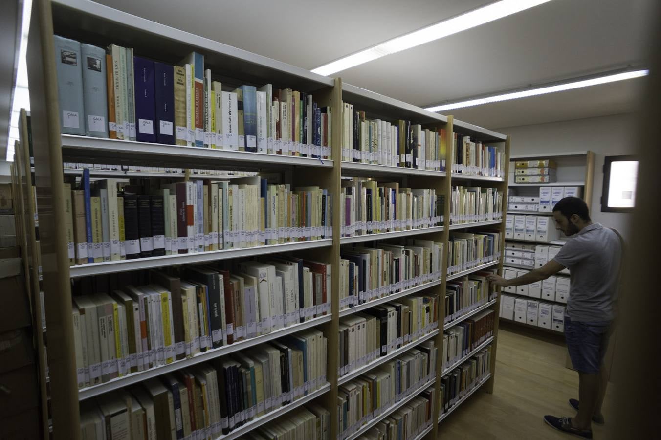 El director de la FMH cede cinco mil libros a la la biblioteca Fernando de Loaces