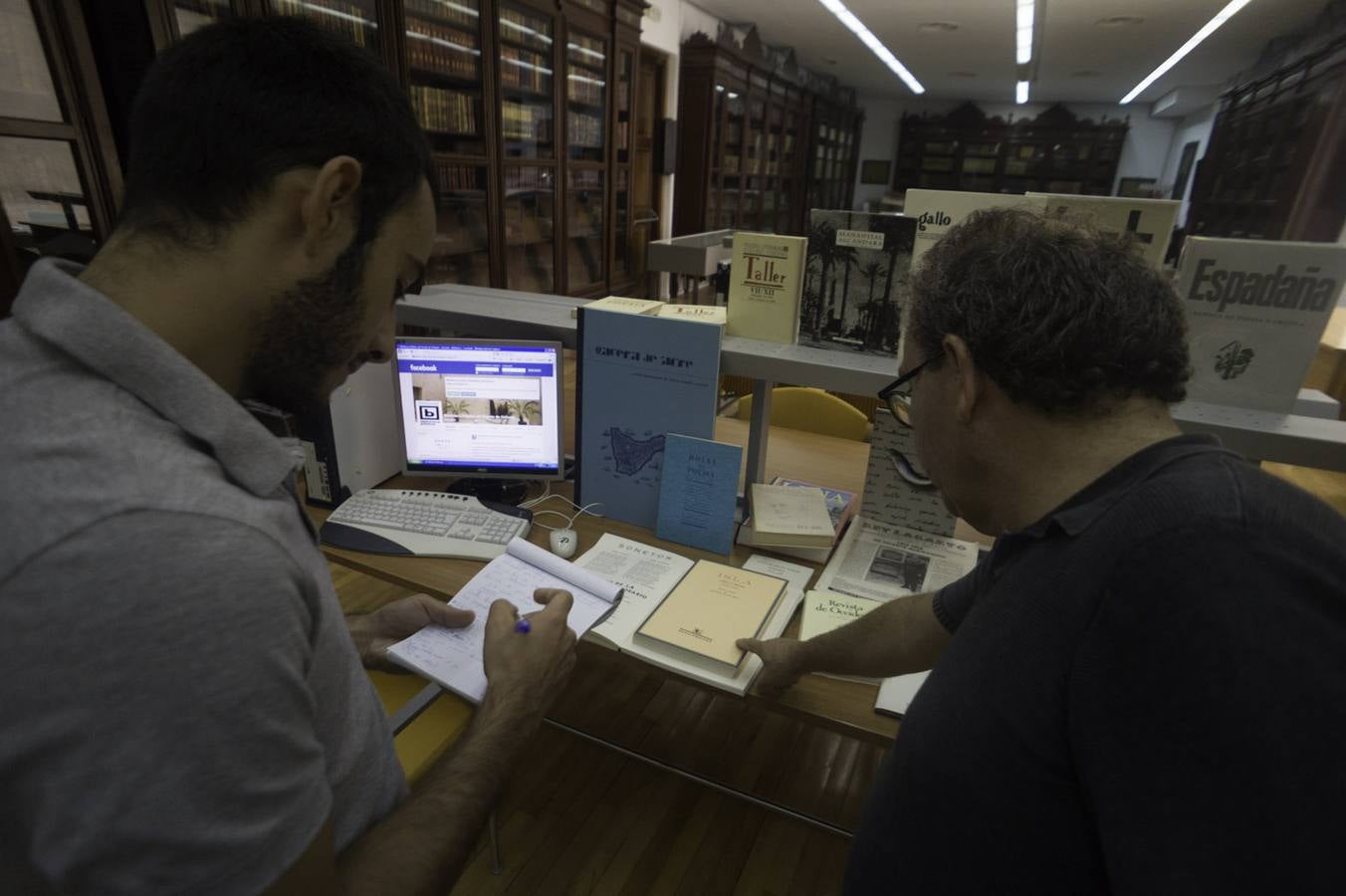 El director de la FMH cede cinco mil libros a la la biblioteca Fernando de Loaces