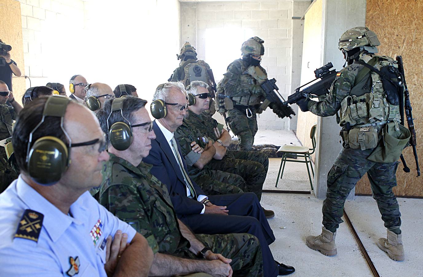 El ministro de Defensa visita el MOE