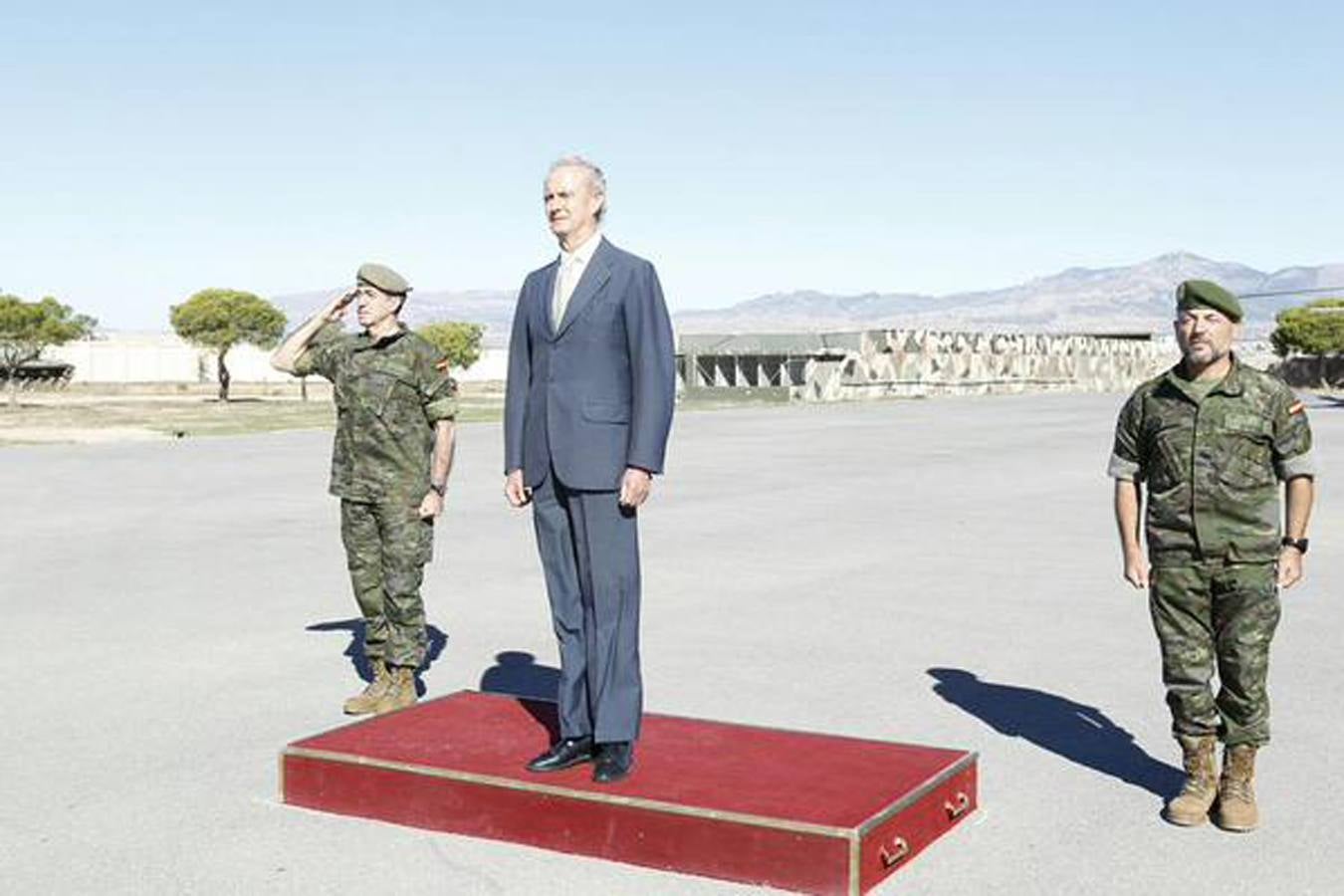 El ministro de Defensa visita el MOE