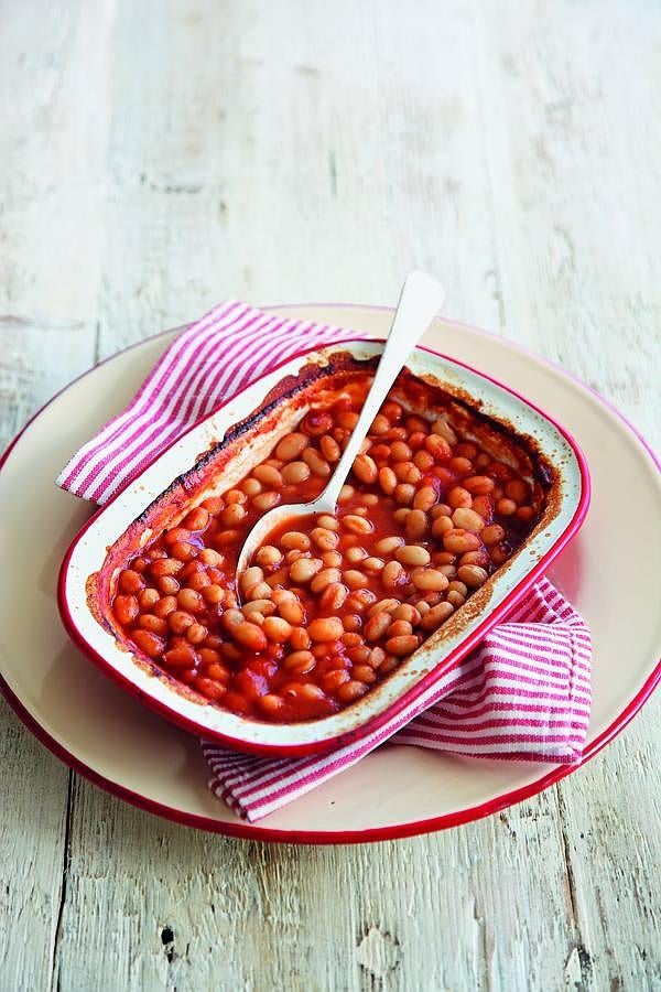 Alubias caseras al horno con Coca-Cola. Este jugoso plato es apto para bajos presupuestos y muy sencillas de preparar.