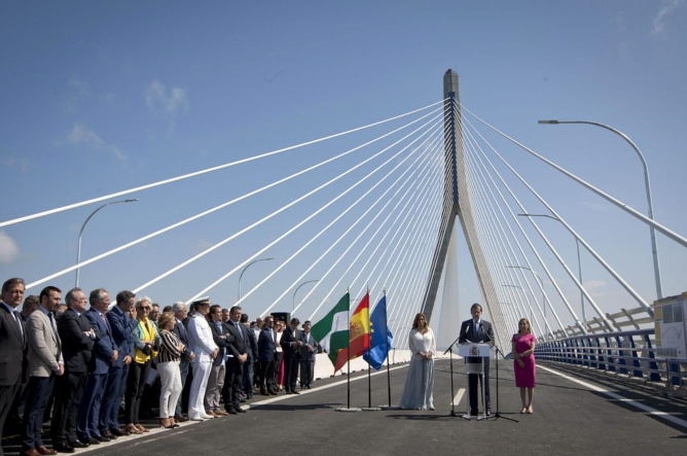 Mariano Rajoy y otras autoridades inaugurando el puente.