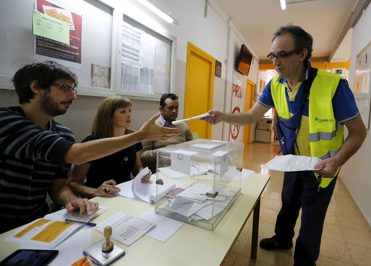 Un cartero llega con varios votos por correo