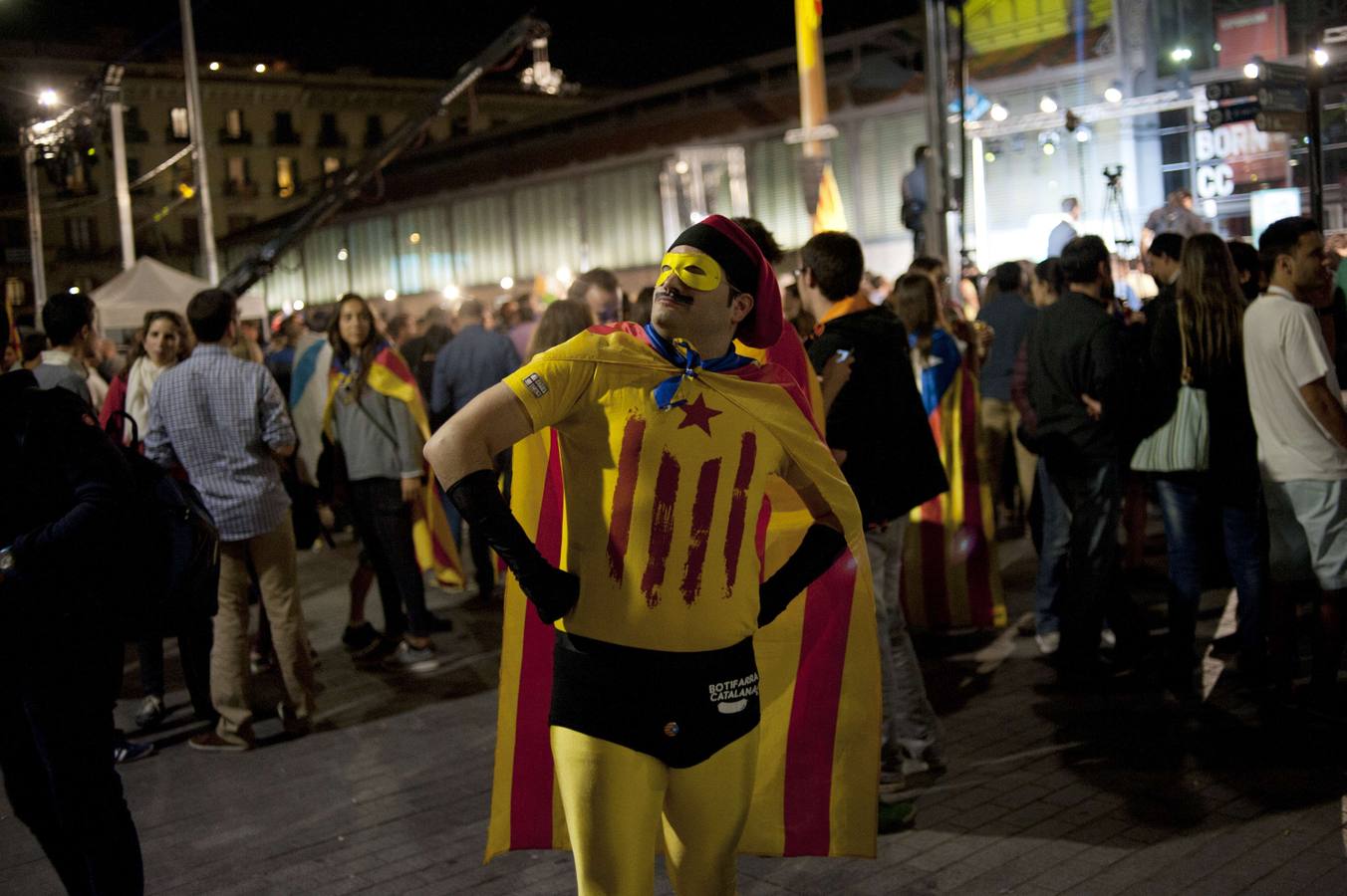 Un hombre posa vestido como un súper héroe y una estelada a modo de capa en Barcelona.