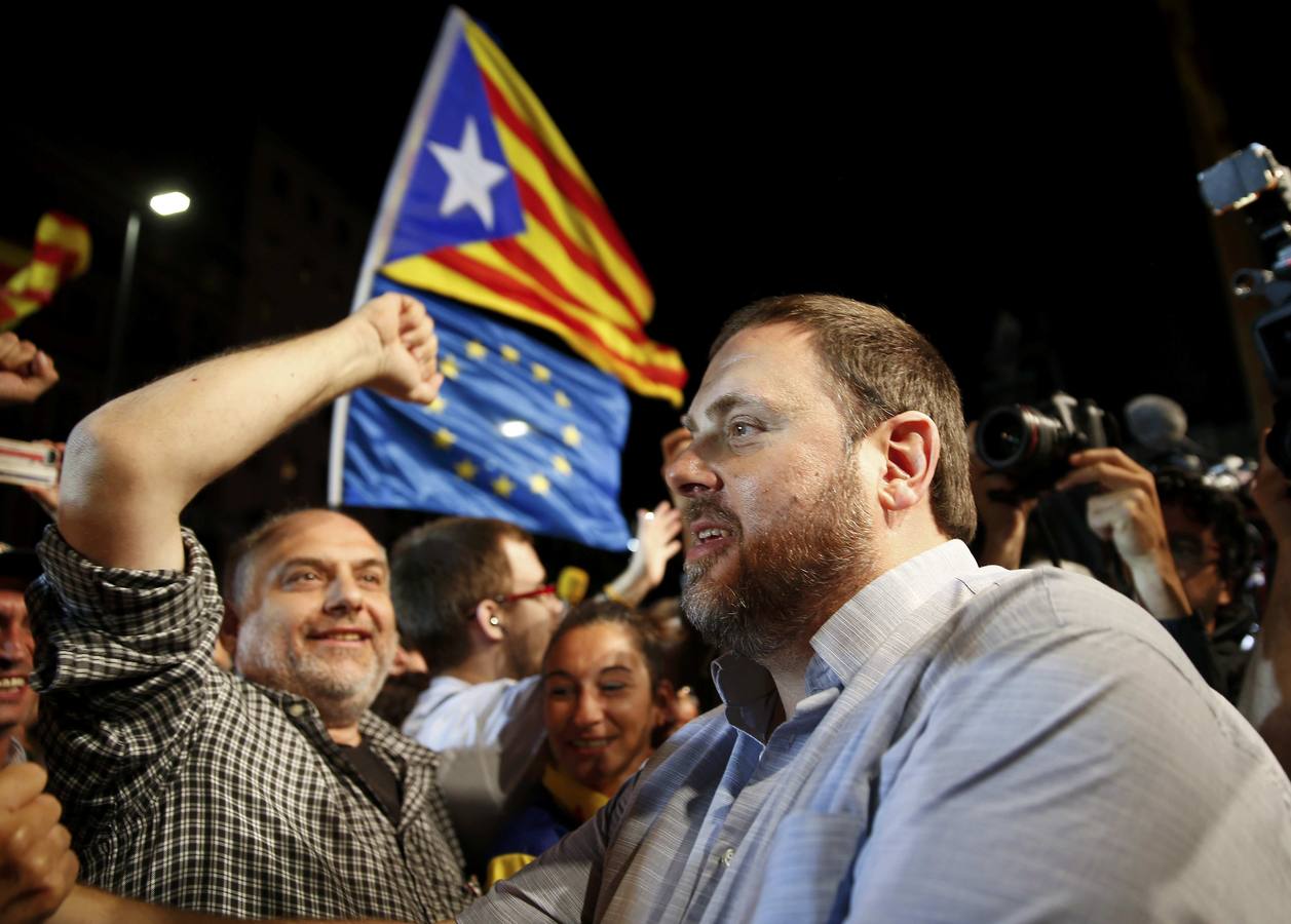 Oriol Junqueras celebrando los resultados con los partidarios del independentismo en Barcelona.