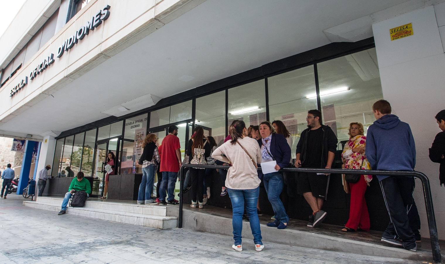 Colas en la Escuela Oficial de idiomas de Alicante para la asignación de vacantes