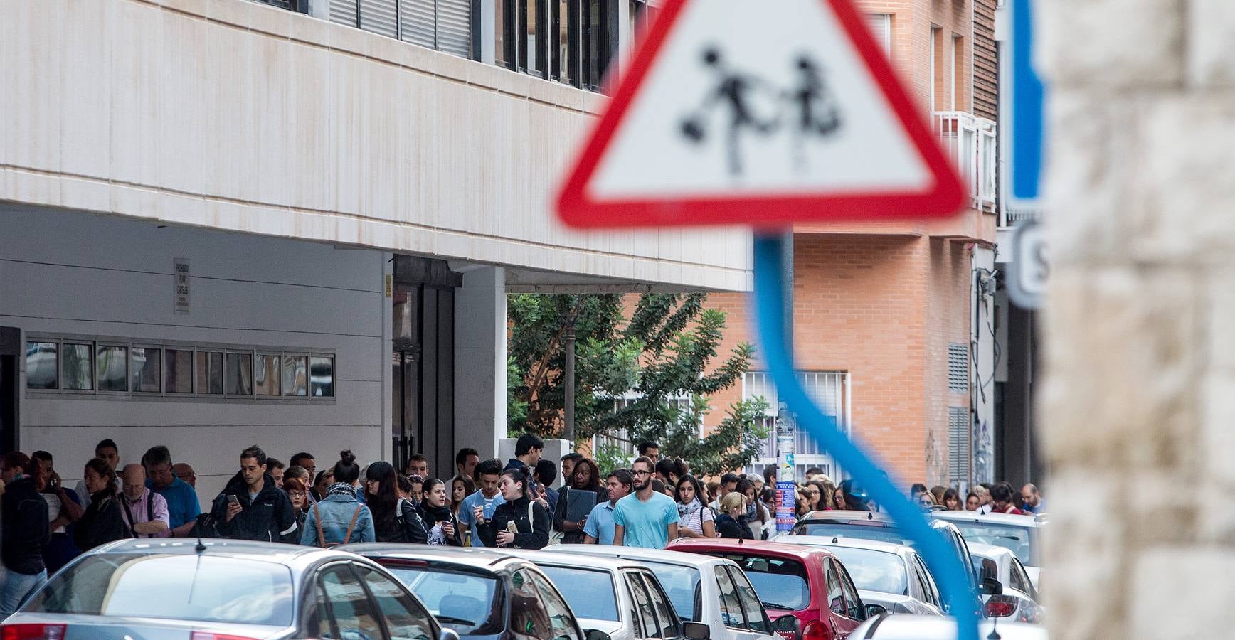 Colas en la Escuela Oficial de idiomas de Alicante para la asignación de vacantes