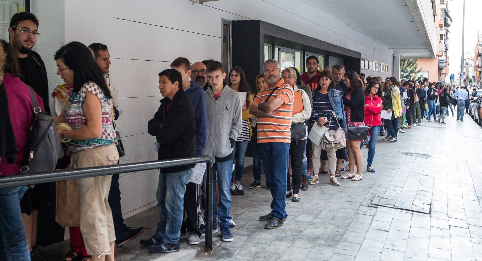 Colas en la Escuela Oficial de idiomas de Alicante para la asignación de vacantes