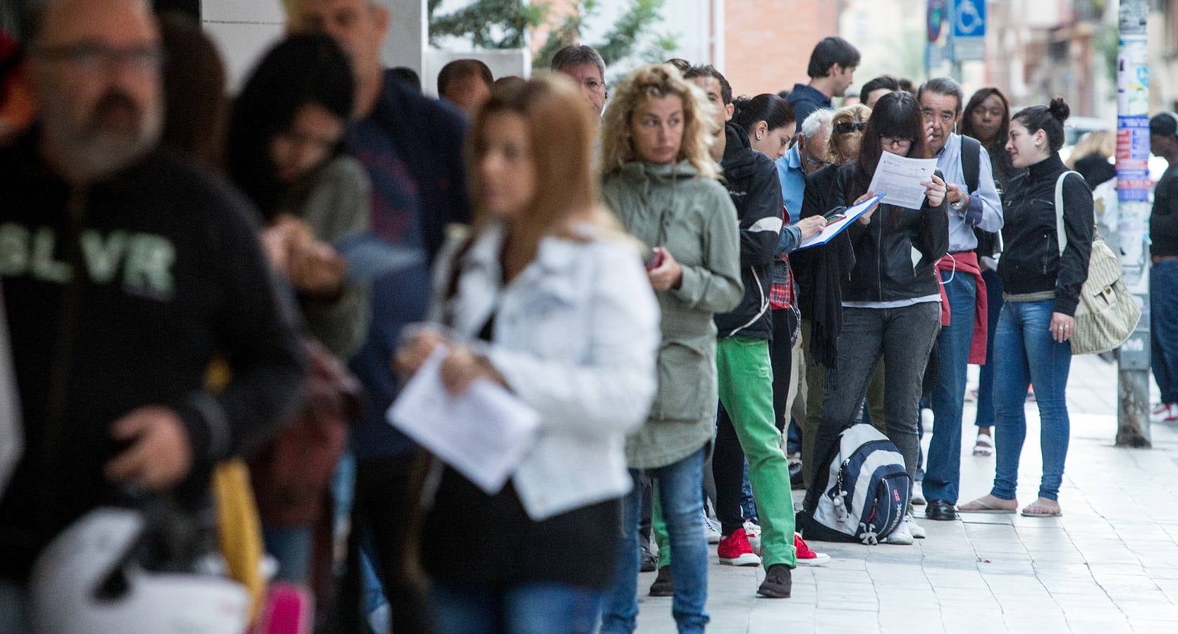 Colas en la Escuela Oficial de idiomas de Alicante para la asignación de vacantes