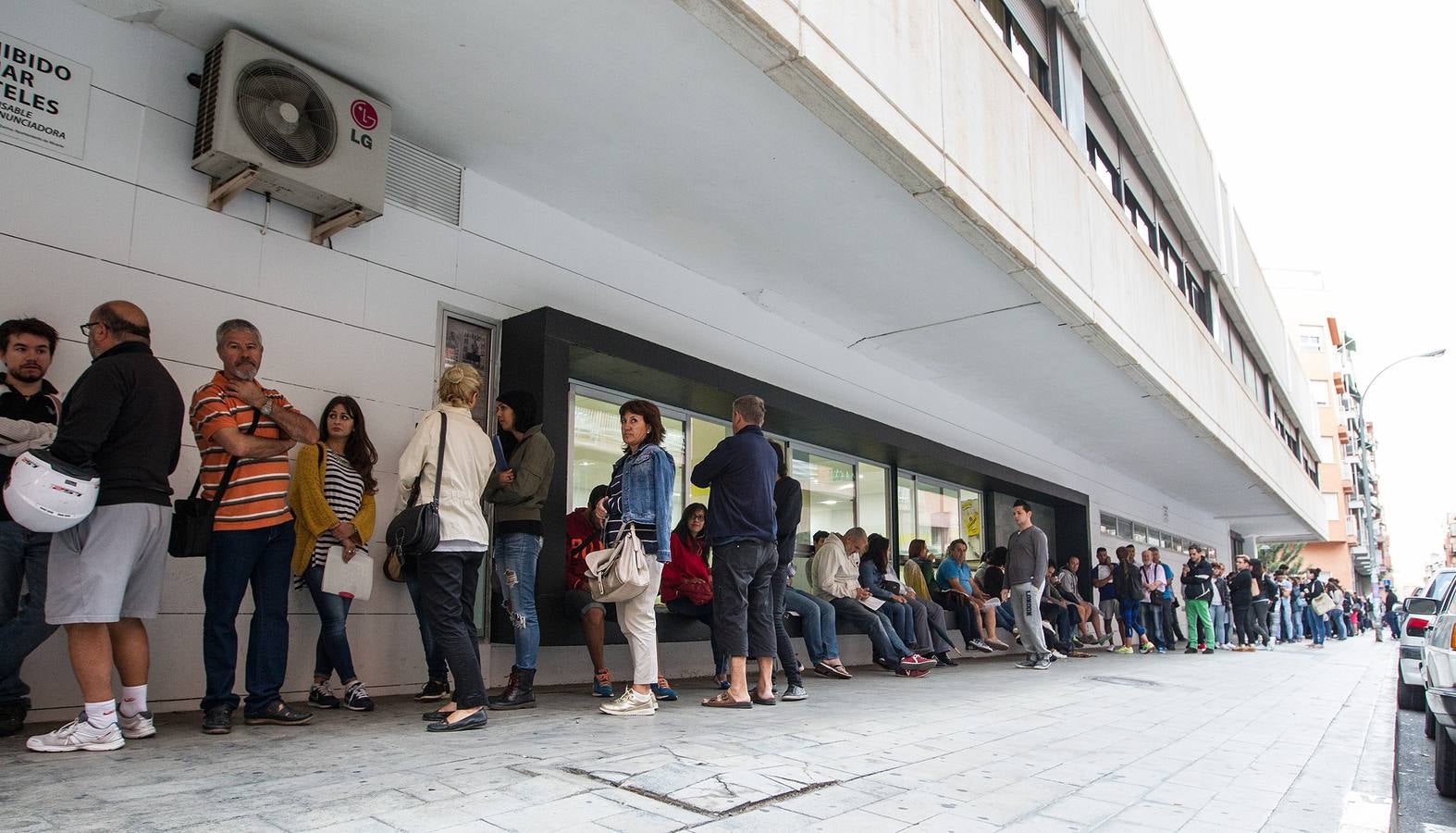 Colas en la Escuela Oficial de idiomas de Alicante para la asignación de vacantes