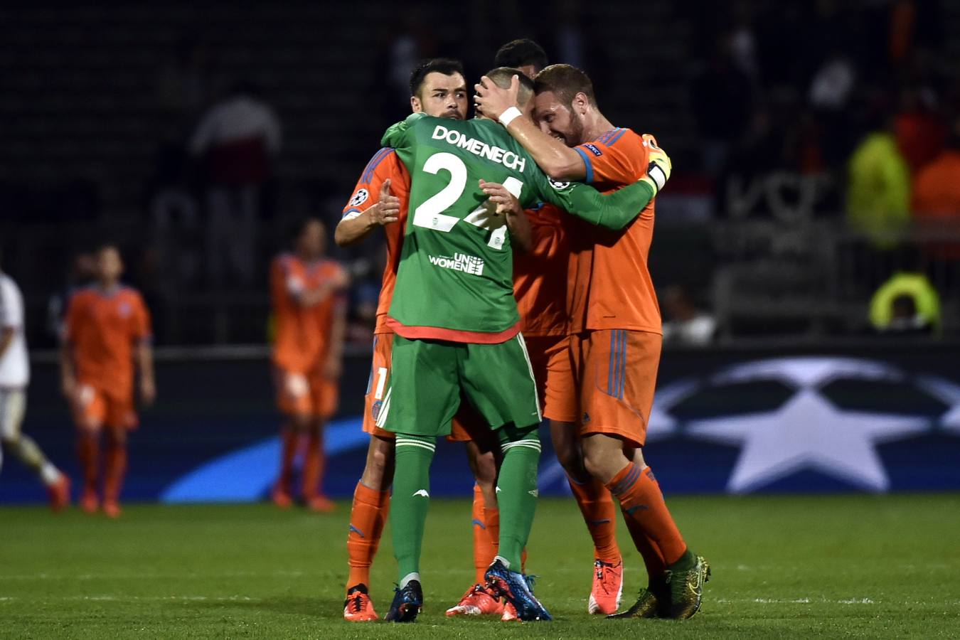 Jaume vuela en Lyon para salvar la primera victoria en Champions