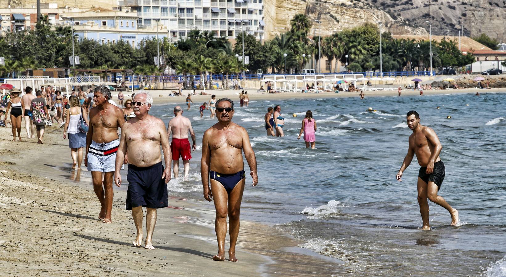 Un calor atípico llena las playas de nuevo