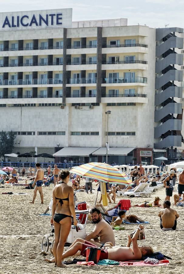 Un calor atípico llena las playas de nuevo