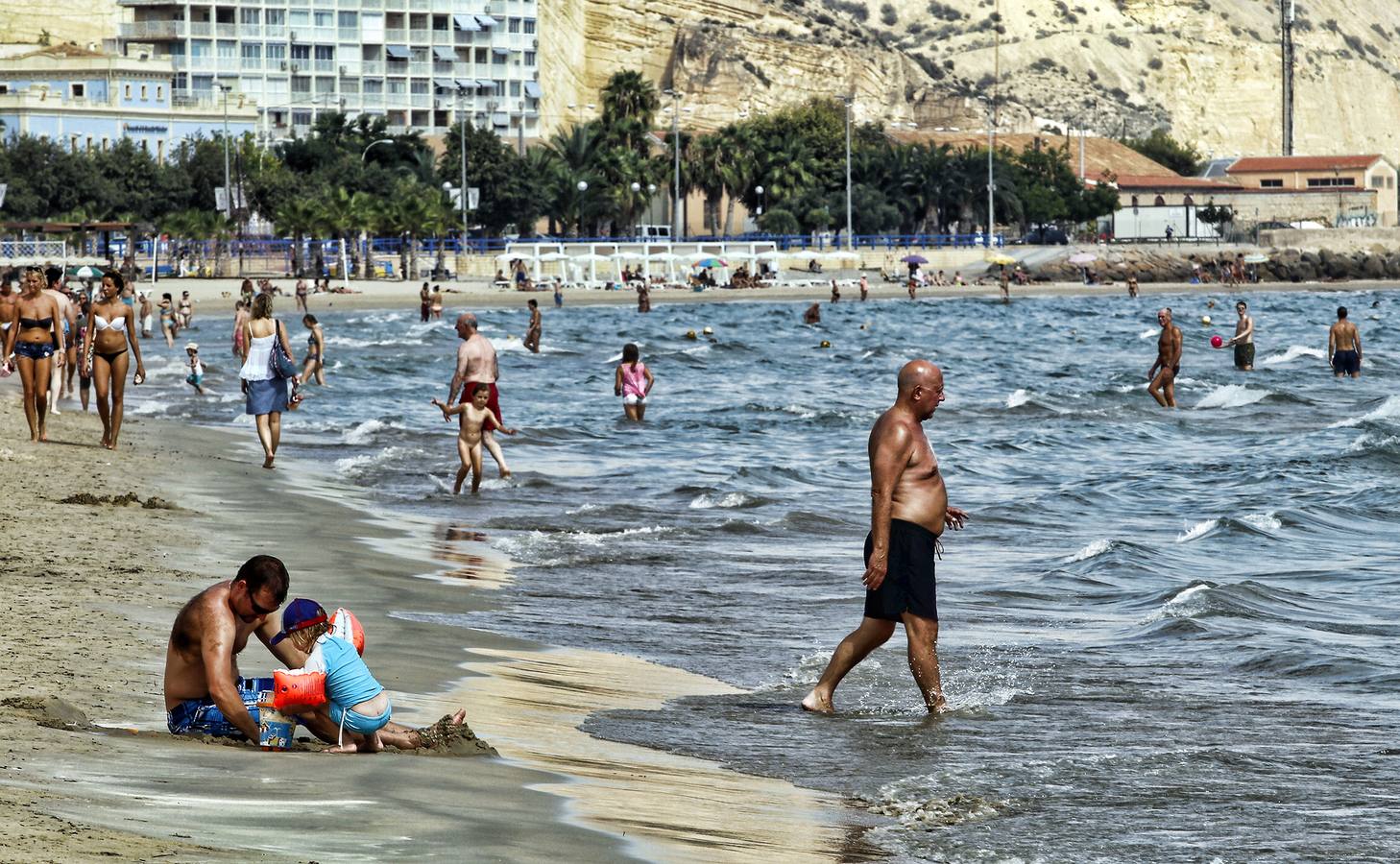 Un calor atípico llena las playas de nuevo