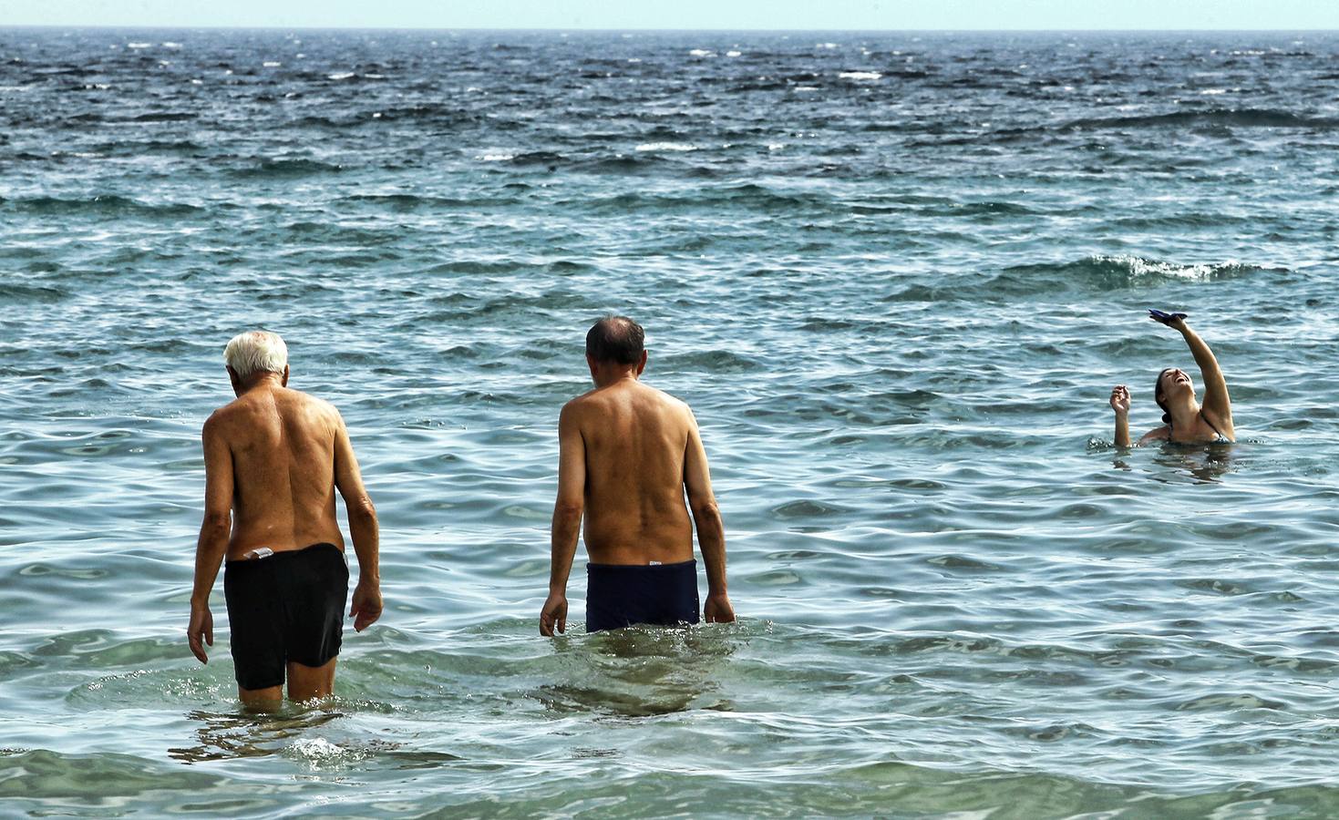 Un calor atípico llena las playas de nuevo