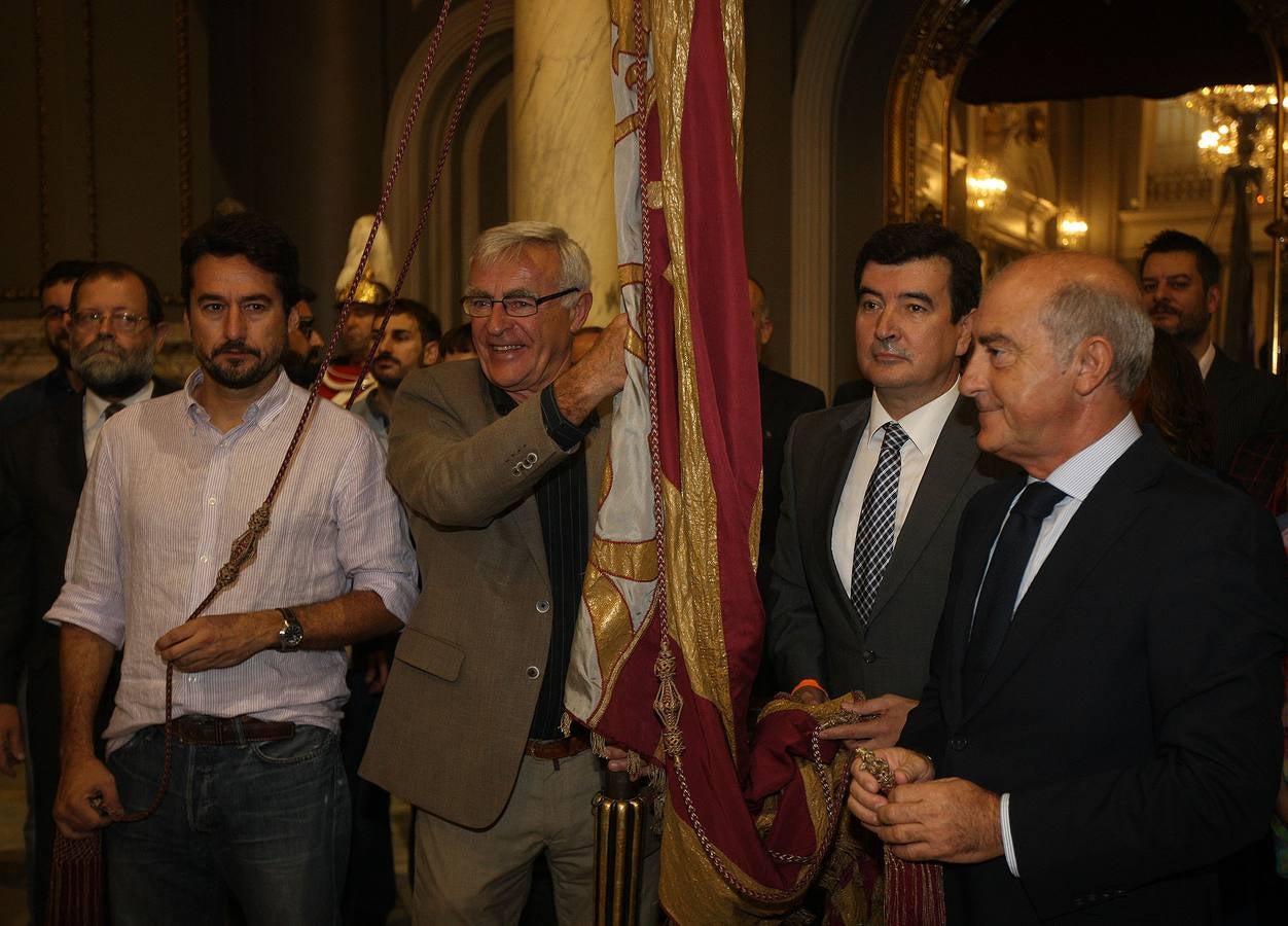 Traslado de la Senyera del Museo Histórico al Salón de Cristal del Ayuntamiento