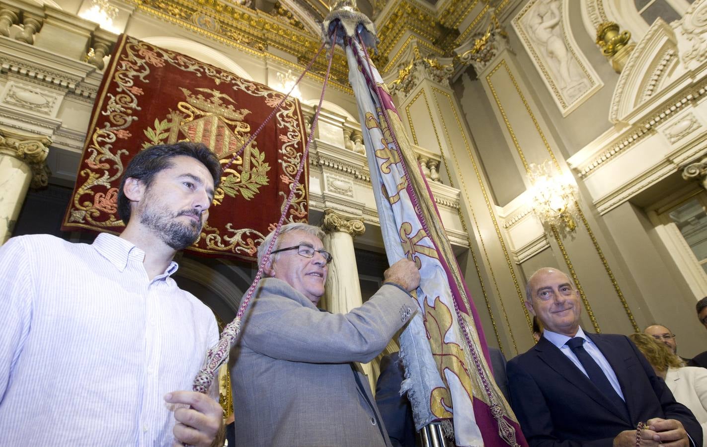 Traslado de la Senyera del Museo Histórico al Salón de Cristal del Ayuntamiento