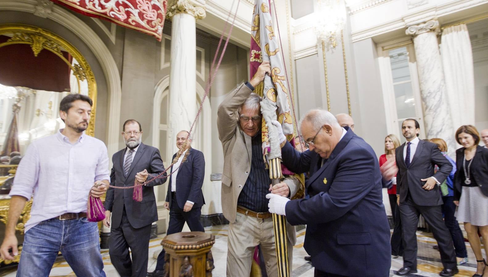 Traslado de la Senyera del Museo Histórico al Salón de Cristal del Ayuntamiento