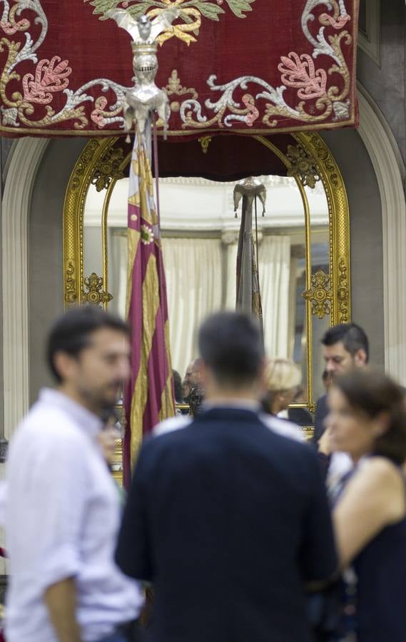 Traslado de la Senyera del Museo Histórico al Salón de Cristal del Ayuntamiento