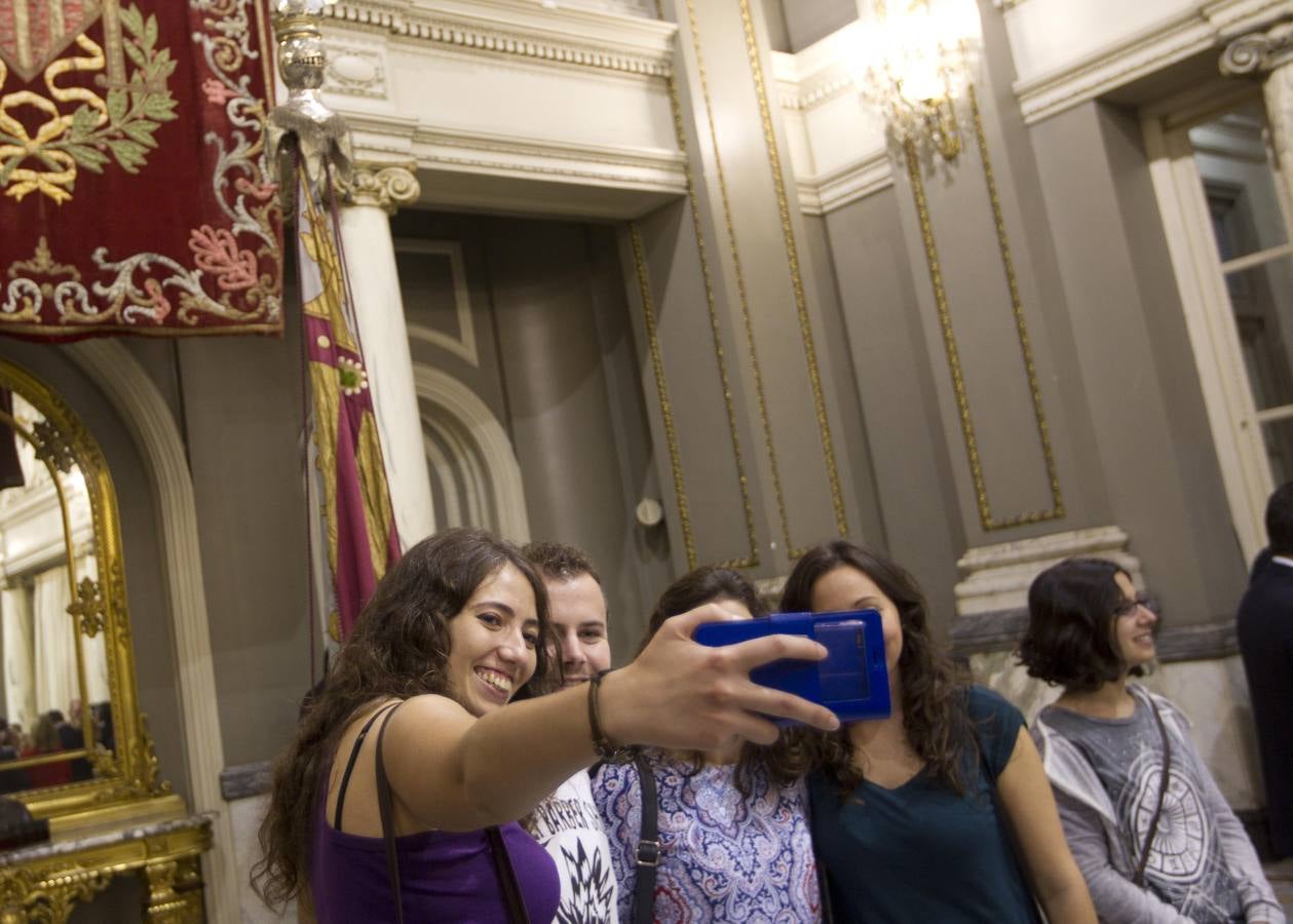 Traslado de la Senyera del Museo Histórico al Salón de Cristal del Ayuntamiento