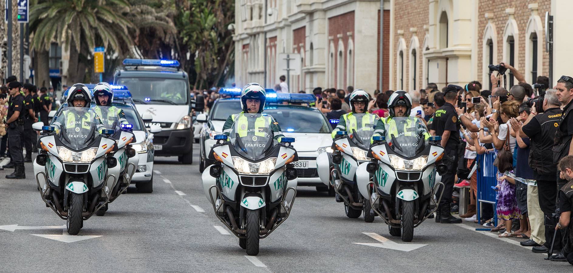 La Guardia Civil desfila por Alicante con motivo de los actos en honor a la Virgen del Pilar