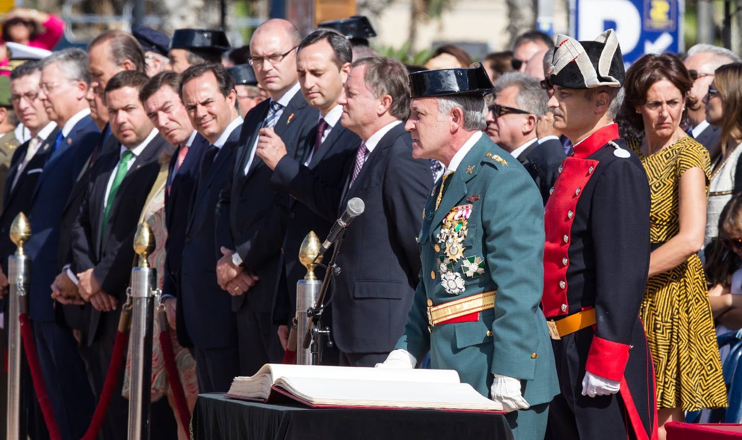 La Guardia Civil desfila por Alicante con motivo de los actos en honor a la Virgen del Pilar