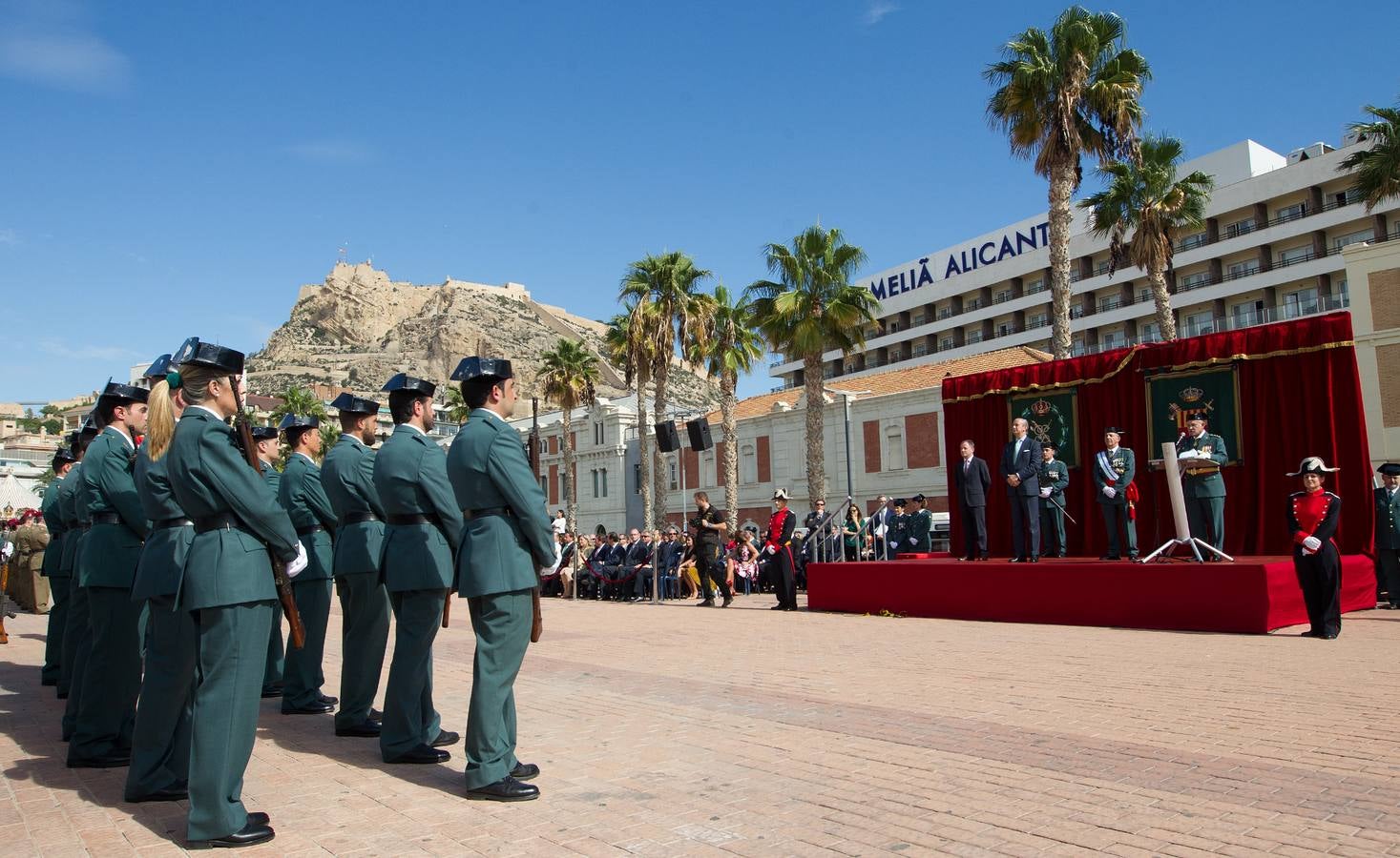 La Guardia Civil desfila por Alicante con motivo de los actos en honor a la Virgen del Pilar