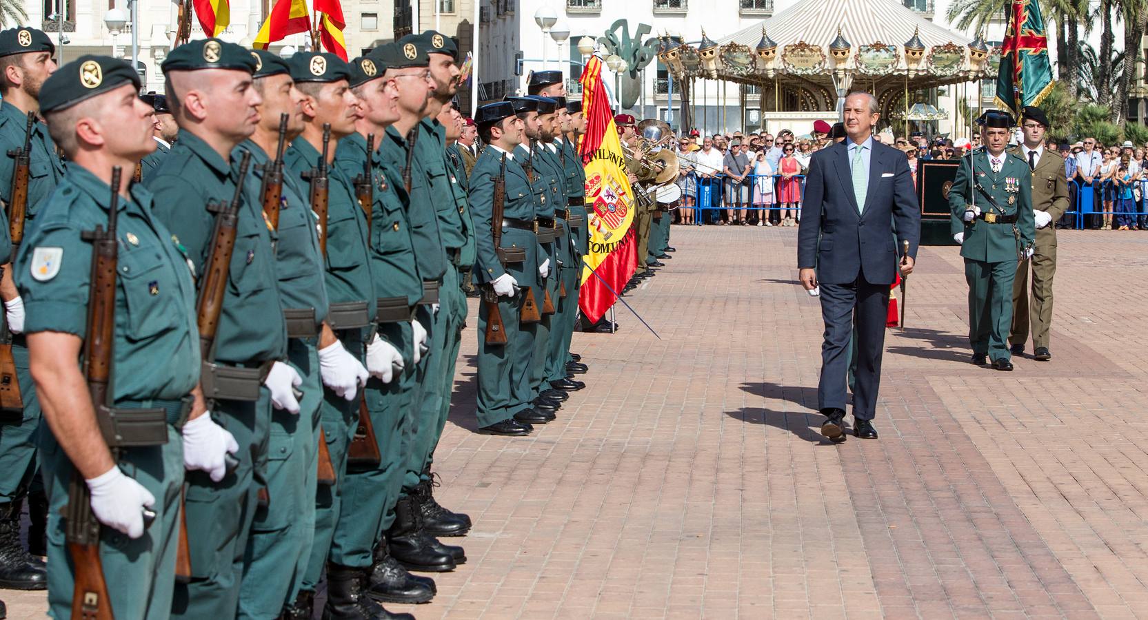 La Guardia Civil desfila por Alicante con motivo de los actos en honor a la Virgen del Pilar