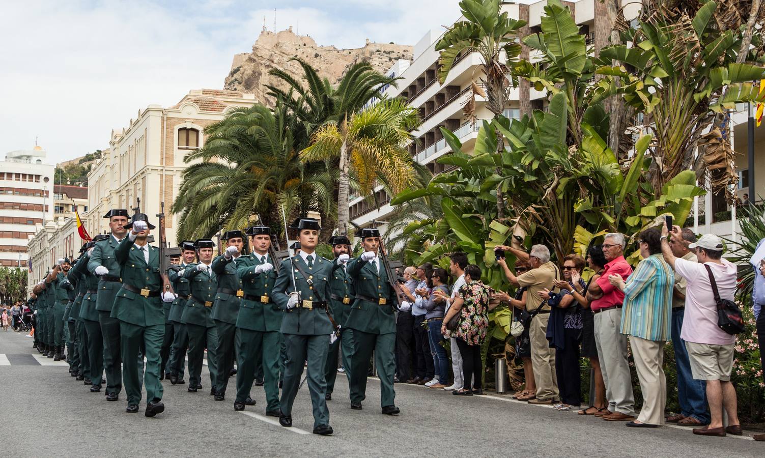 La Guardia Civil desfila por Alicante con motivo de los actos en honor a la Virgen del Pilar