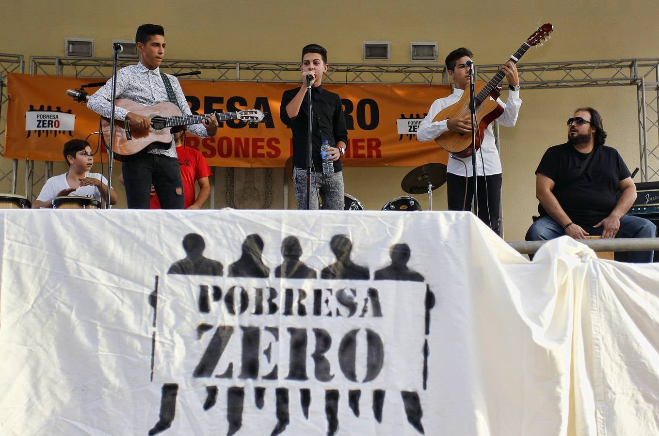 Música y cartelería contra la pobreza