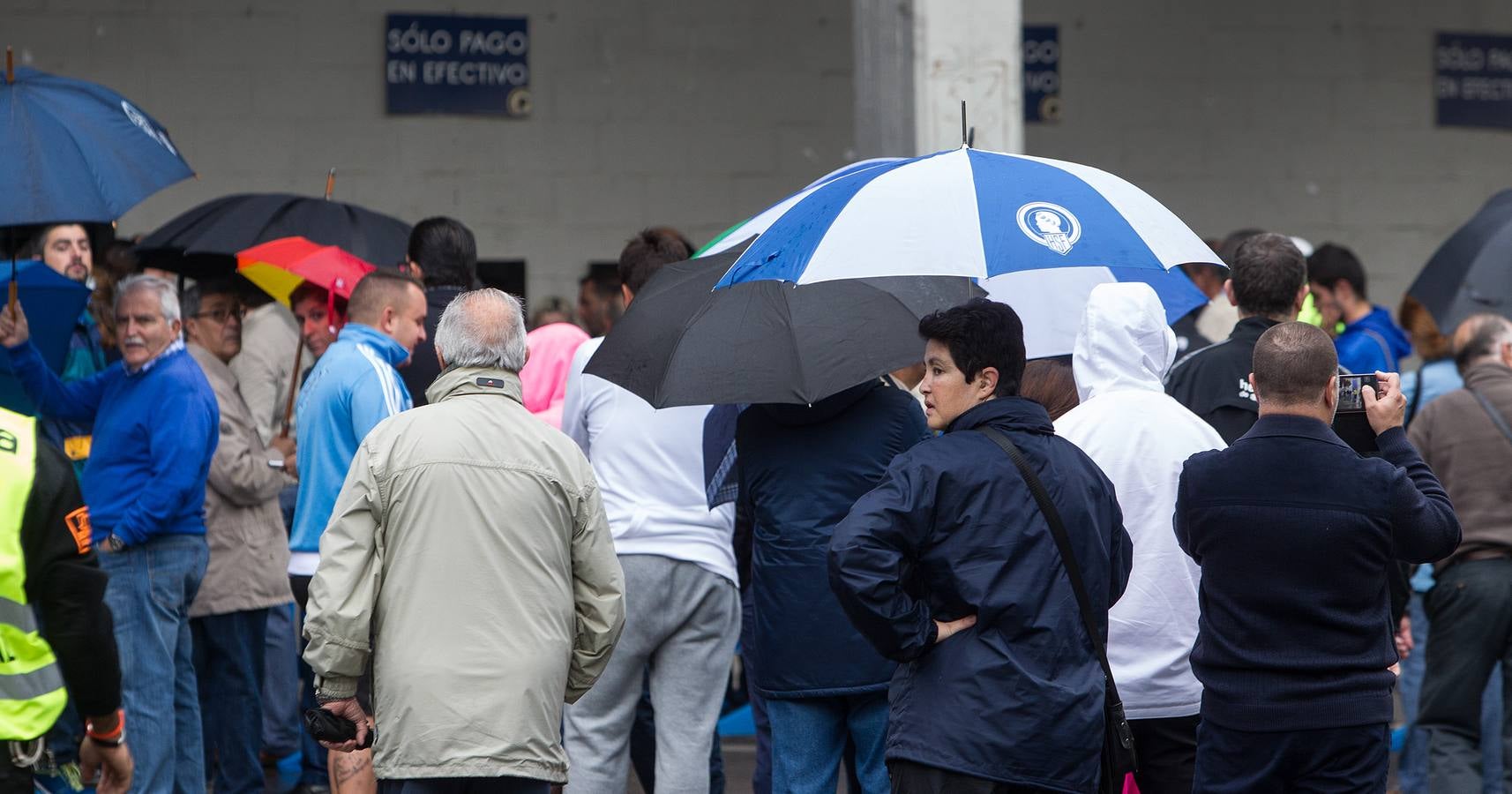 La lluvia no evita las primeras colas para ver jugar a España