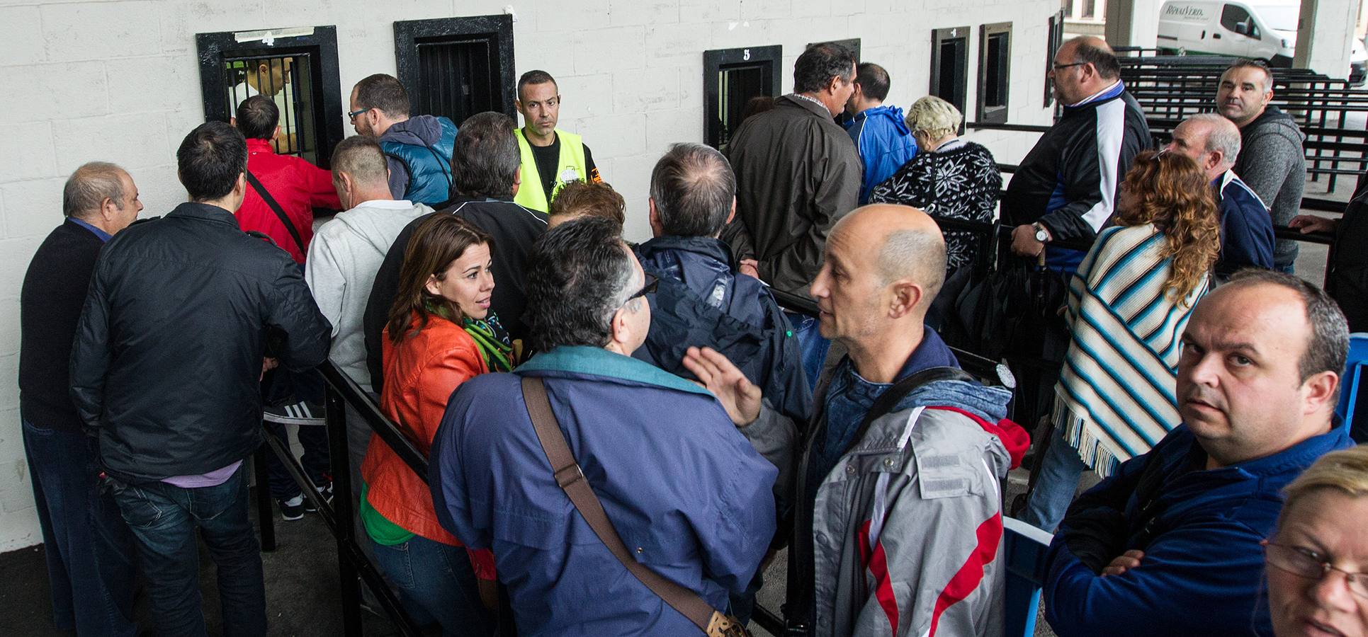 La lluvia no evita las primeras colas para ver jugar a España