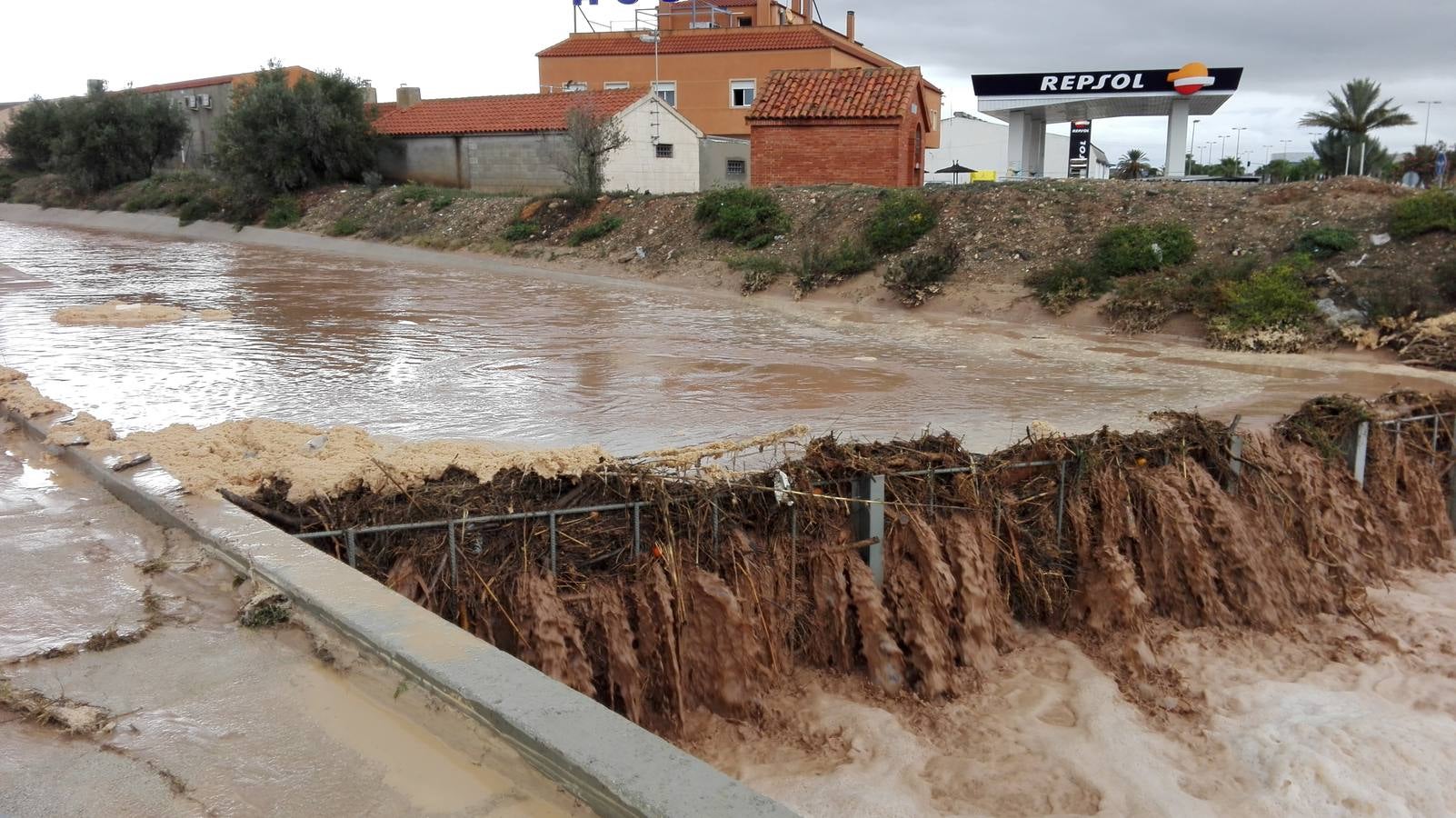 El temporal causa destrozos, suspende clases y deja más de 100 litros en 12 horas