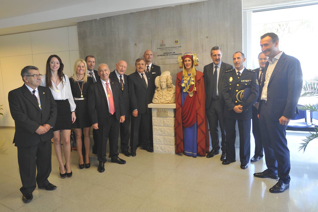 Entrega del busto de la Dama de Elche a la Policía autonómica