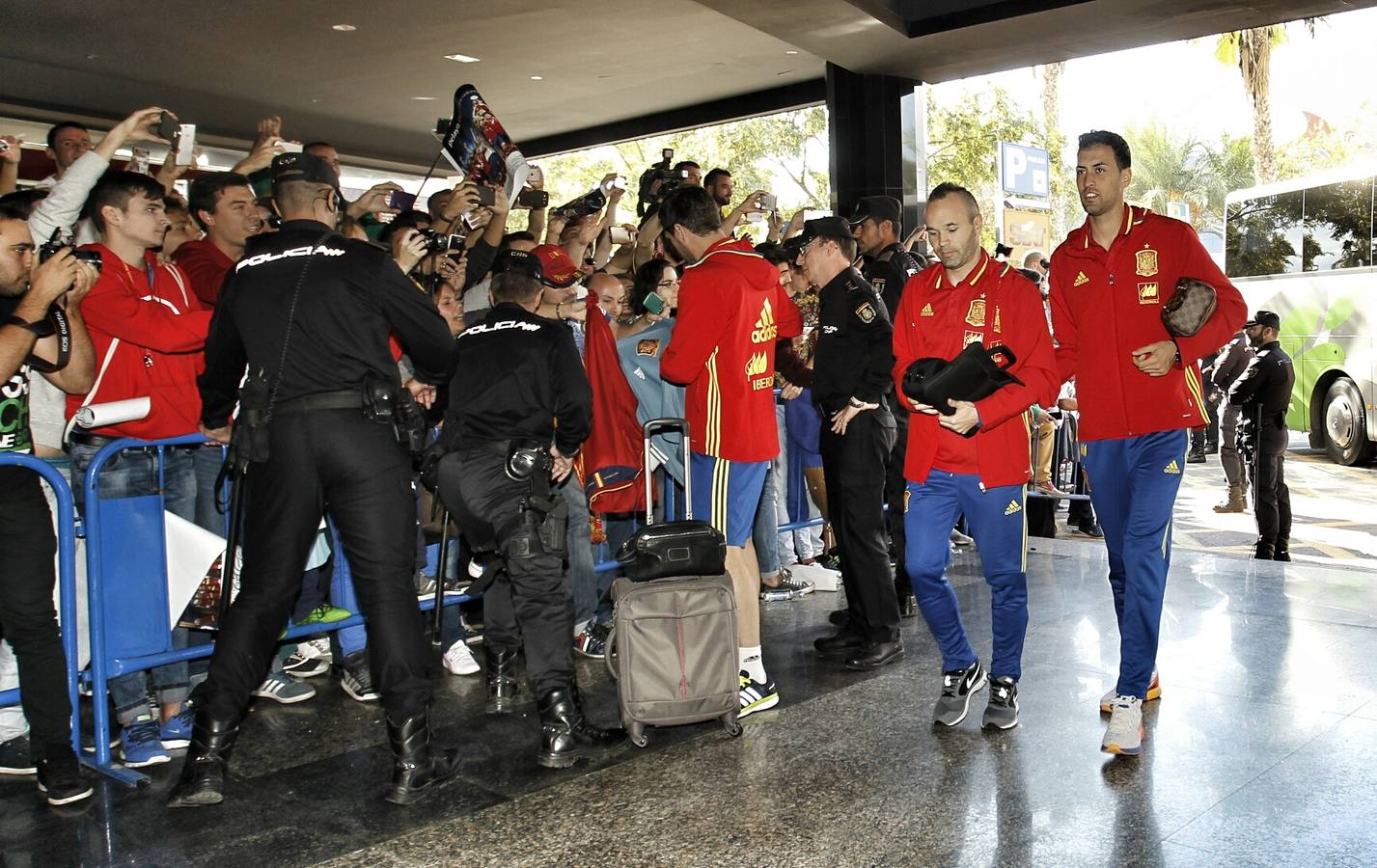 Aficionados reciben a la selección española en Alicante