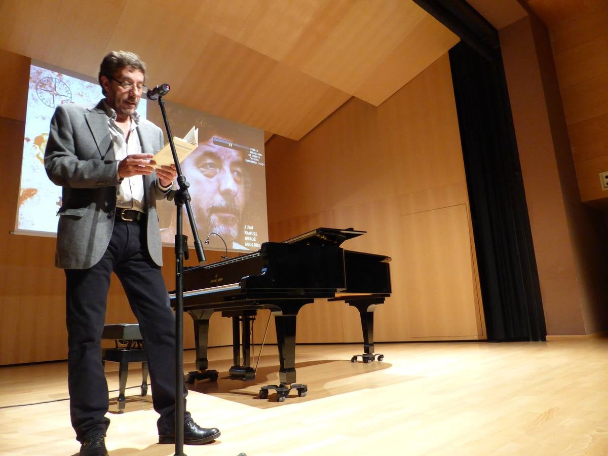 Juan Manuel Muñoz Aguirre recoge el premio Internacional Miguel Hernández