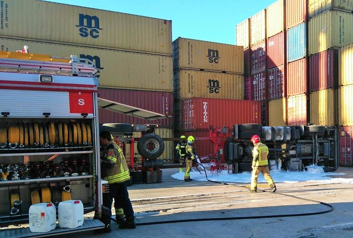 Un camión tráiler vuelca y se incendia en el Puerto de Valencia