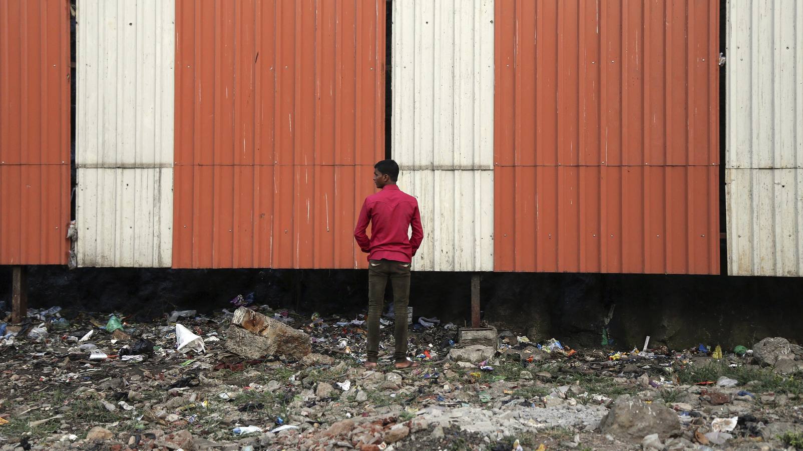 Día del inodoro en Bombay. Un joven orina al aire libre en Bombay, India, hoy 19 de noviembre de 2015. Con motivo del Día Mundial del Inodoro, la agencia de Naciones Unidas para la infancia publicó un informe que llama la atención sobre los vínculos entre saneamiento y malnutrición y que propone medidas para tratar de terminar con esa situación. Según la ONU, unos 2.400 millones de personas no disponen de inodoros y casi mil millones -uno de cada ocho habitantes del mundo- defecan al aire libre.