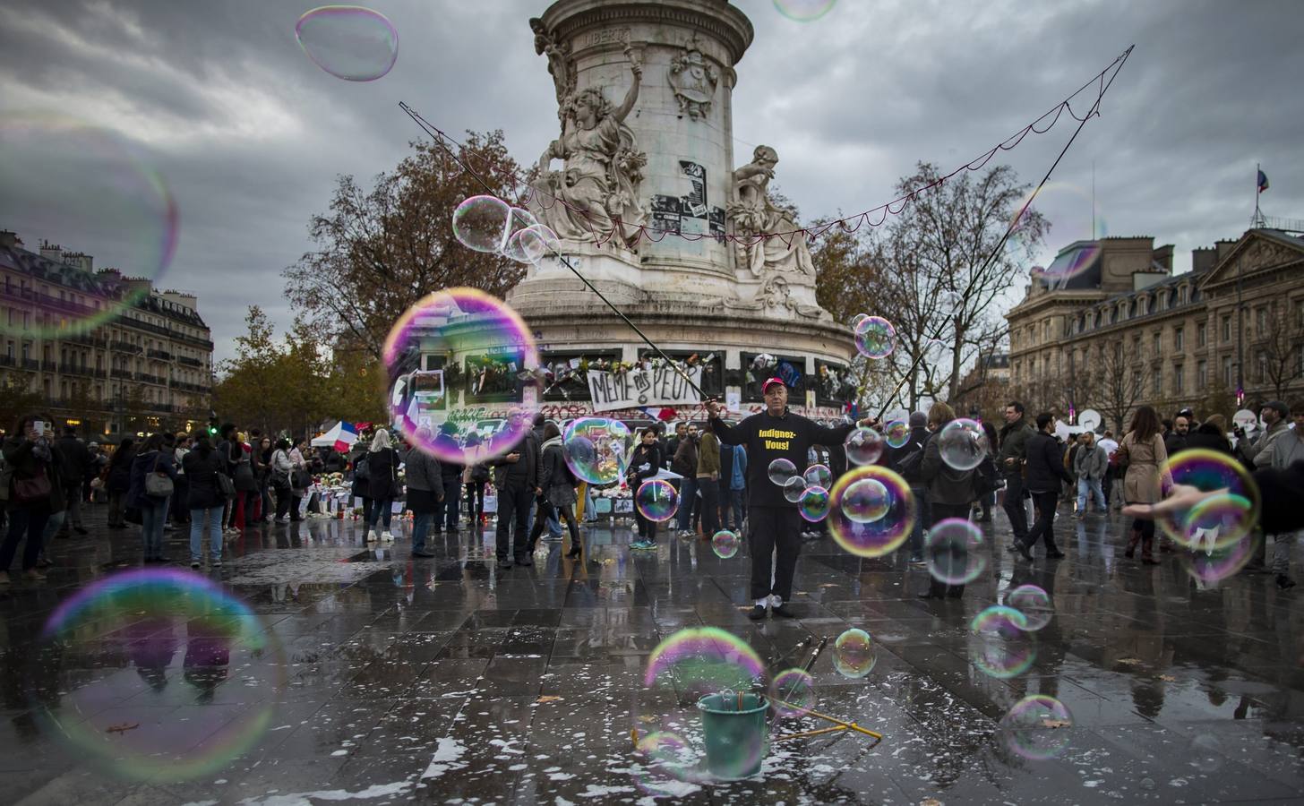 Francia prorroga el estado de emergencia hasta finales de febrero. Un hombre hace pompas de jabón en la Plaza de la República en París, Francia hoy 19 de noviembre de 2015. Los diputados franceses aprobaron hoy de manera prácticamente unánime prolongar tres meses la duración del estado de emergencia en el país y reforzar ese régimen de excepción, presentado por el Gobierno como indispensable para contrarrestar la actual amenaza terrorista.