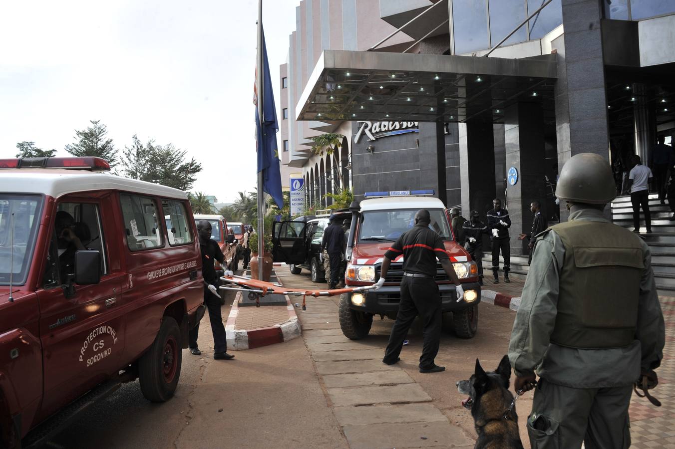 Más de 25 muertos en el ataque a un hotel en Bamako. Fuerzas de seguridad vigilan los alrededores del Hotel Radisson de Bamako, en el que hoy murieron más de veinte personas después de que presuntos yihadistas tomaran a 170 rehenes, que fueron liberados por las fuerzas de seguridad tras siete horas de cautiverio.