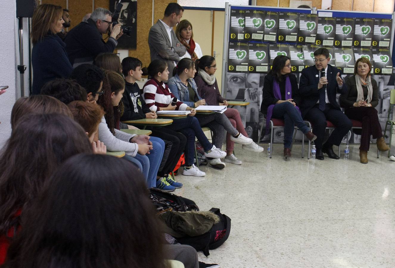 El Presidente de la Generalitat Valenciana,Ximo Puig y la vicepresidenta del Consell,Mónica Oltra,durante un acto en el Instituto de Educación Secundaria Carrús de Elche,para conmemorar el Día Internacional contra la violencia de género.