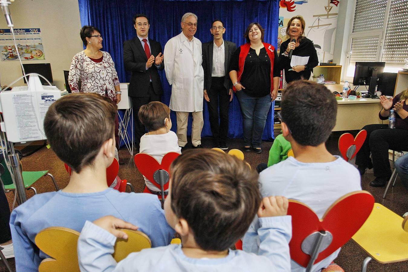 La Caixa y Cruz Roja organizan una fiesta de magia para niños ingresados en el Hospital de Alicante