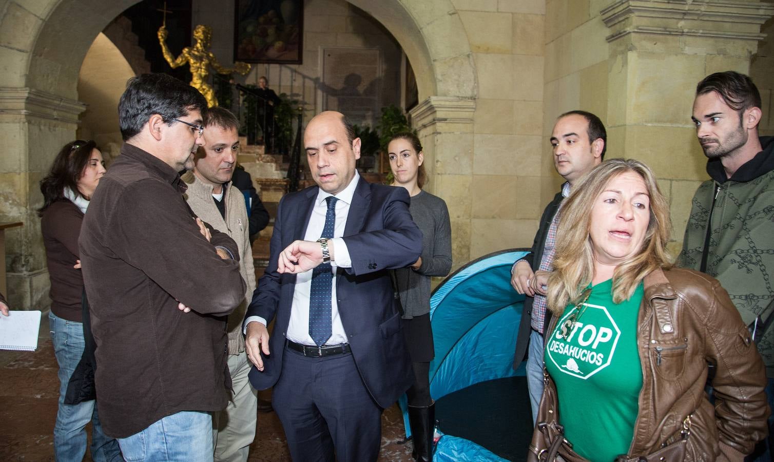 Stop Desahucios acampa en el Ayuntamiento de Alicante