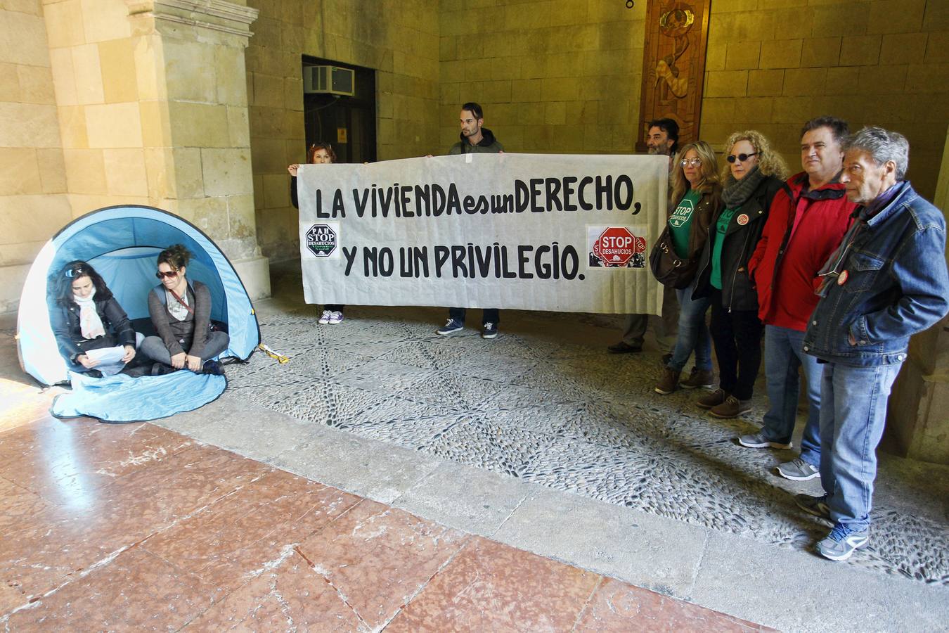 Stop Desahucios acampa en el Ayuntamiento de Alicante