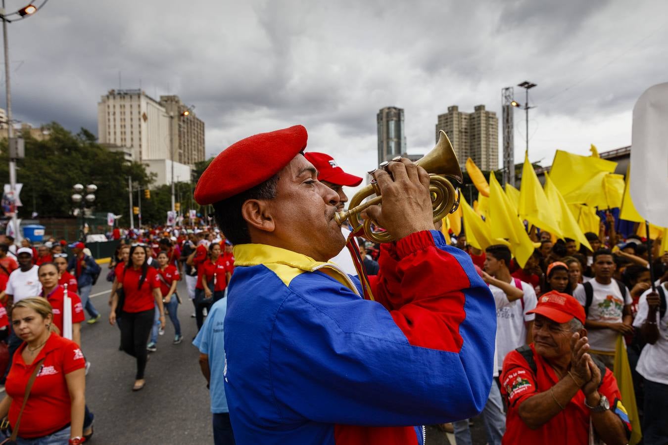 Seguidores chavistas durante el cierre de campaña electoral en Venezuela.