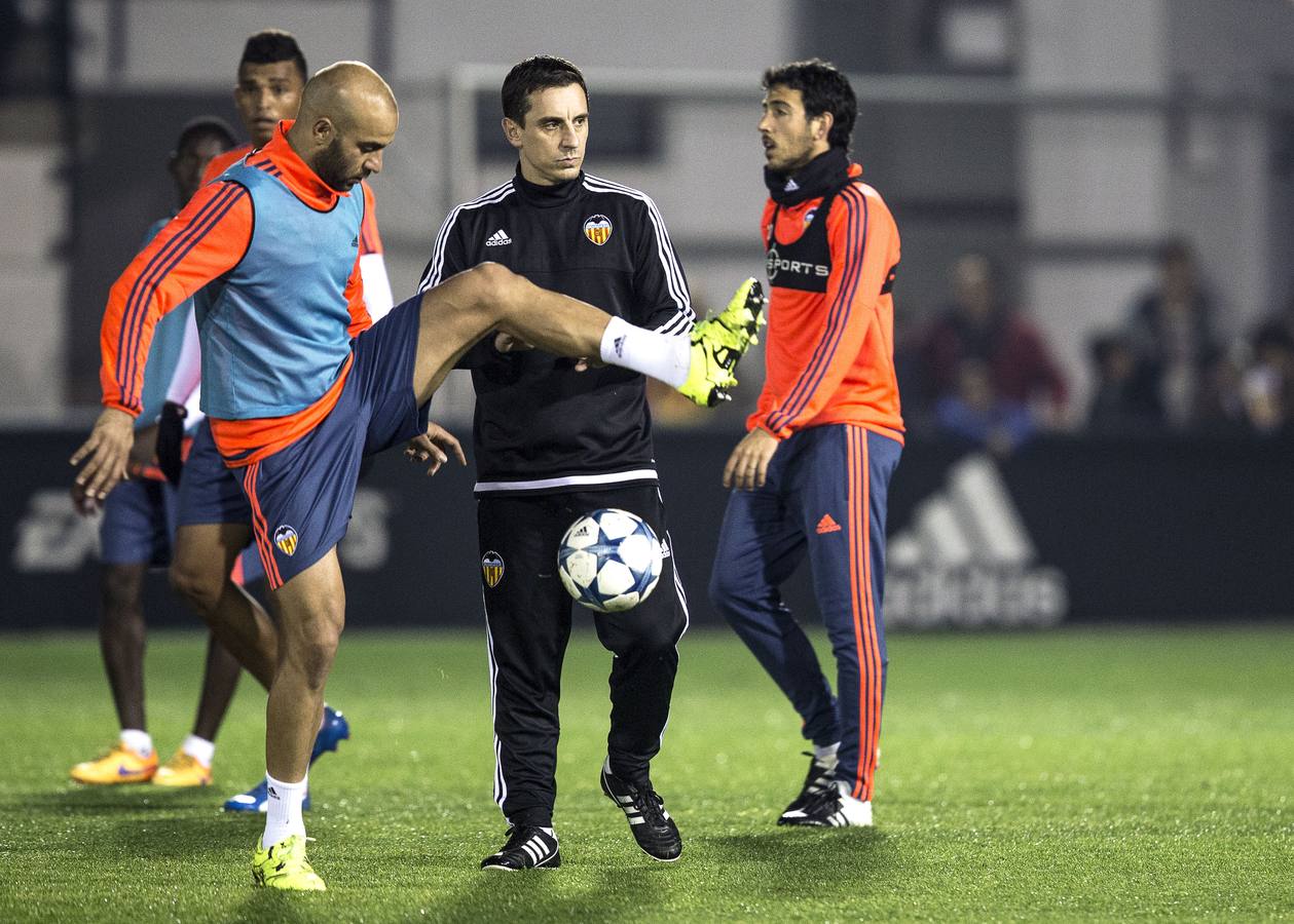 El primer entrenamiento de Gary Neville, en imágenes